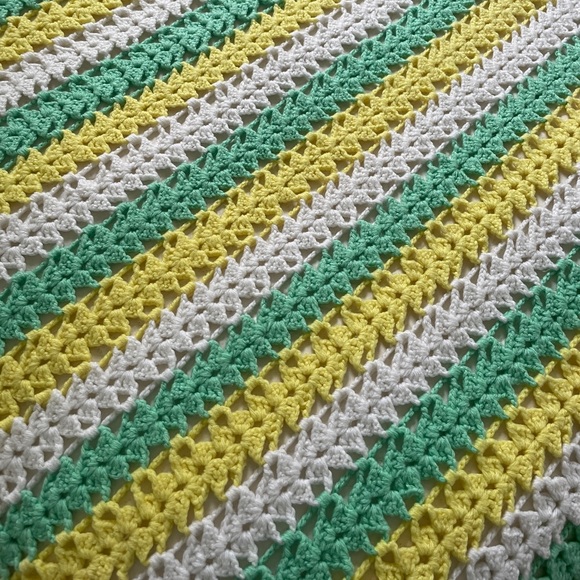 Vintage crochet grandma blanket, sea foam green, yellow, white. Cottage core - Picture 5 of 5